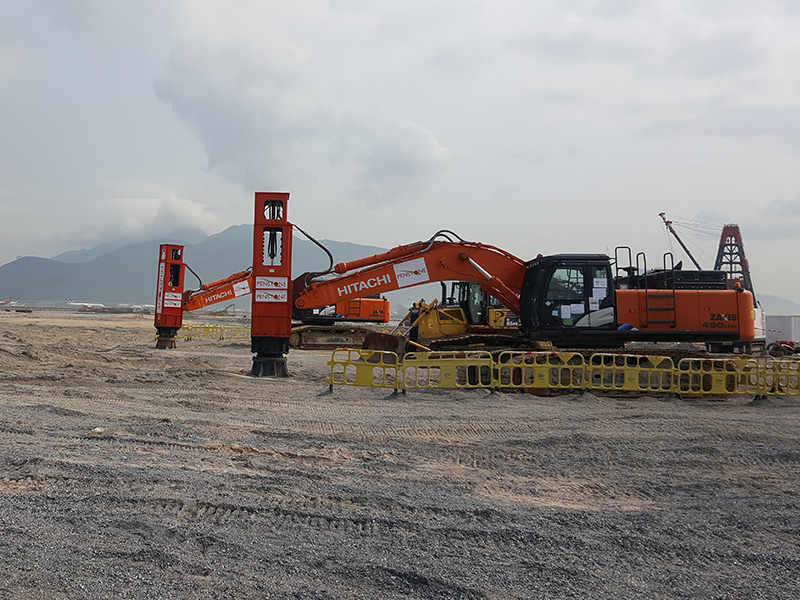 84千焦高速液压夯实机搭配HITACHI挖掘机在香港国际机场施工