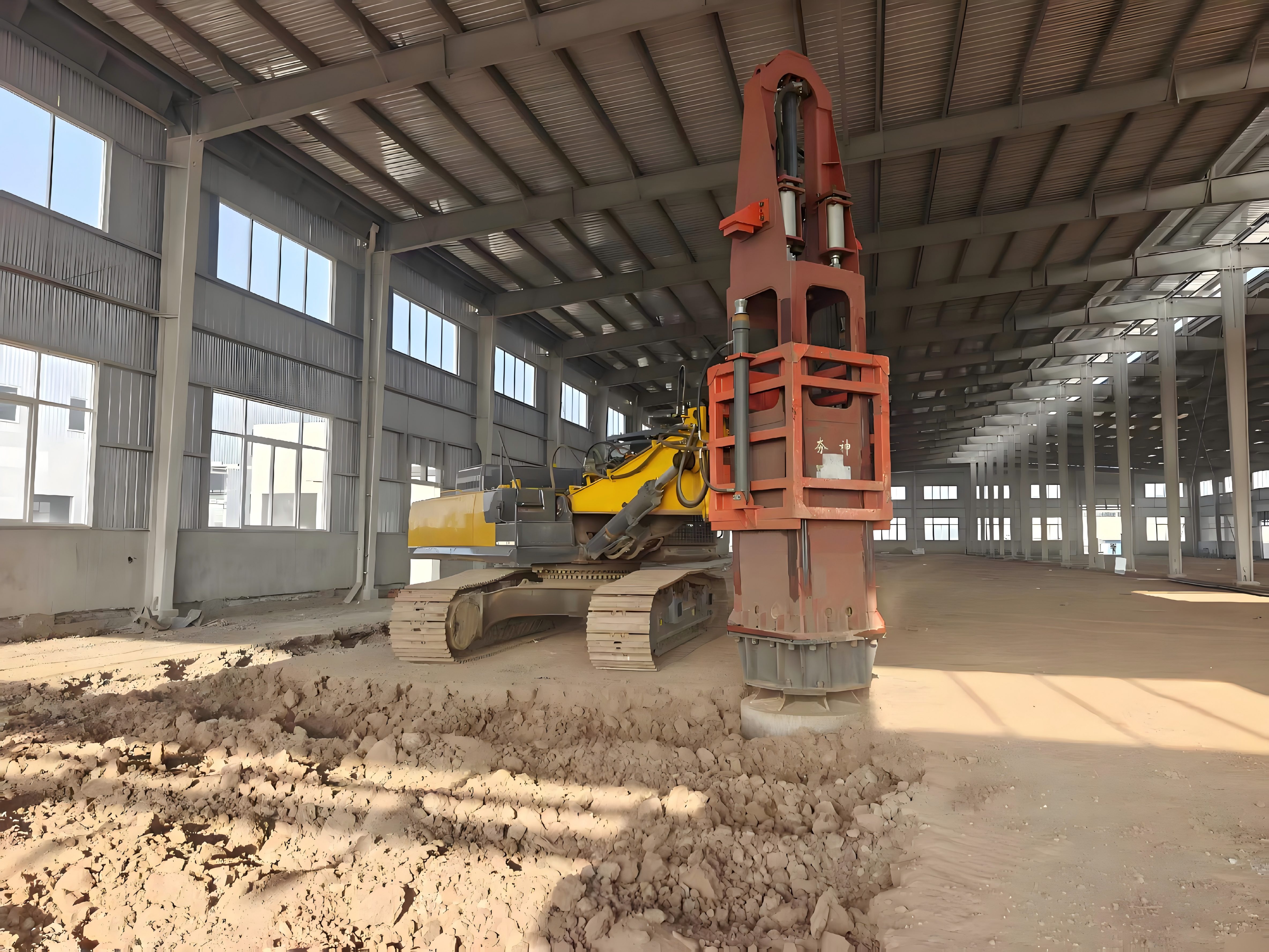hc240挖掘机液压夯实机 16吨落锤 在重庆某厂房进行地基夯实作业