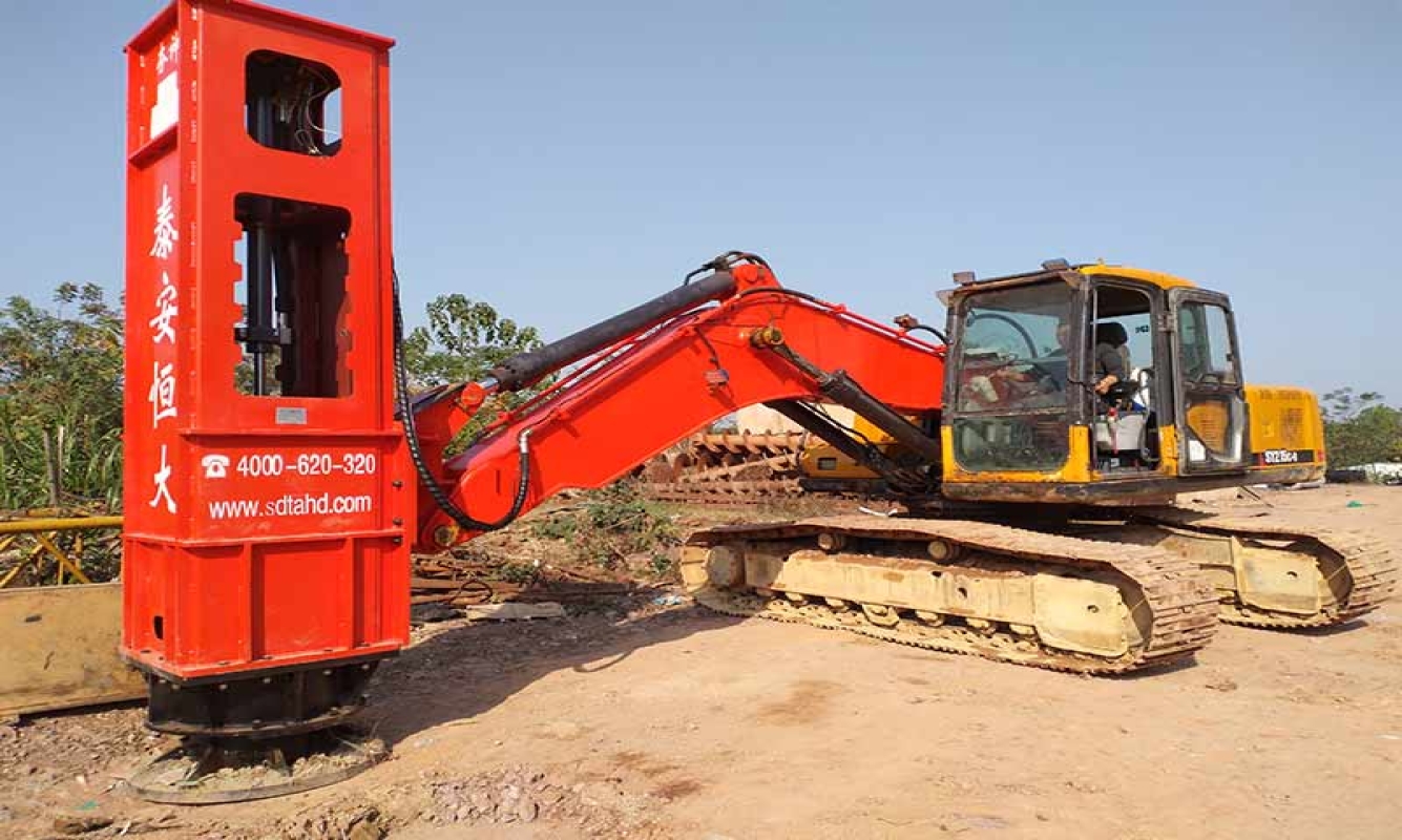 42千焦液压冲击夯广东广州高铁桥墩周边夯实（液压夯实机搭配三一215C挖掘机地基素土夯实）