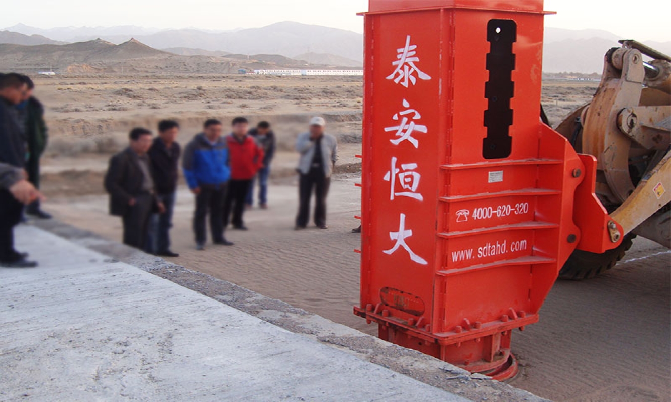 50铲车液压夯实机在京藏高速茶格段的应用