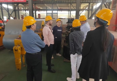 国外客户参观工厂并探讨液压夯HC150 HC180 并在场地观察实际夯实效果