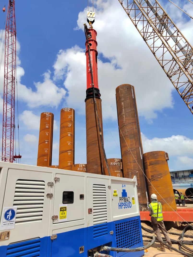 液压打桩锤配备有 25 吨重的落锤