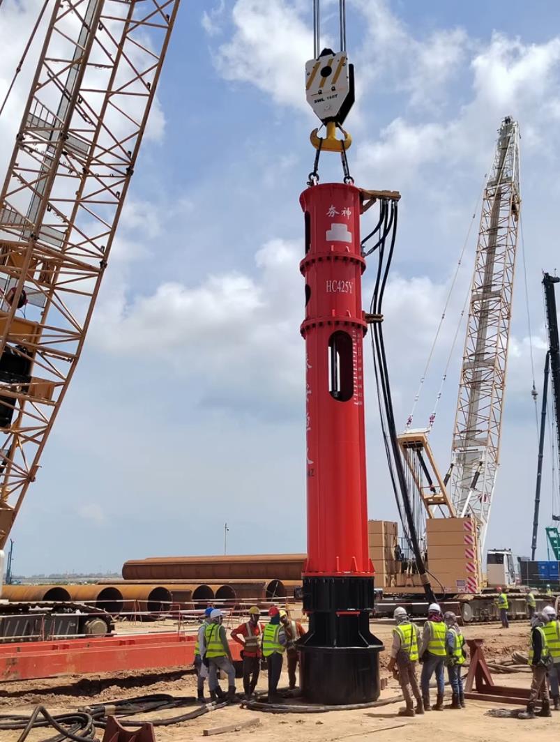 液压打桩锤配备有 25 吨重的落锤
