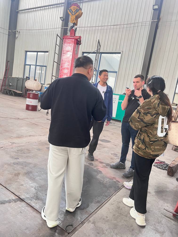 海外客户考察泰安恒大机械工厂