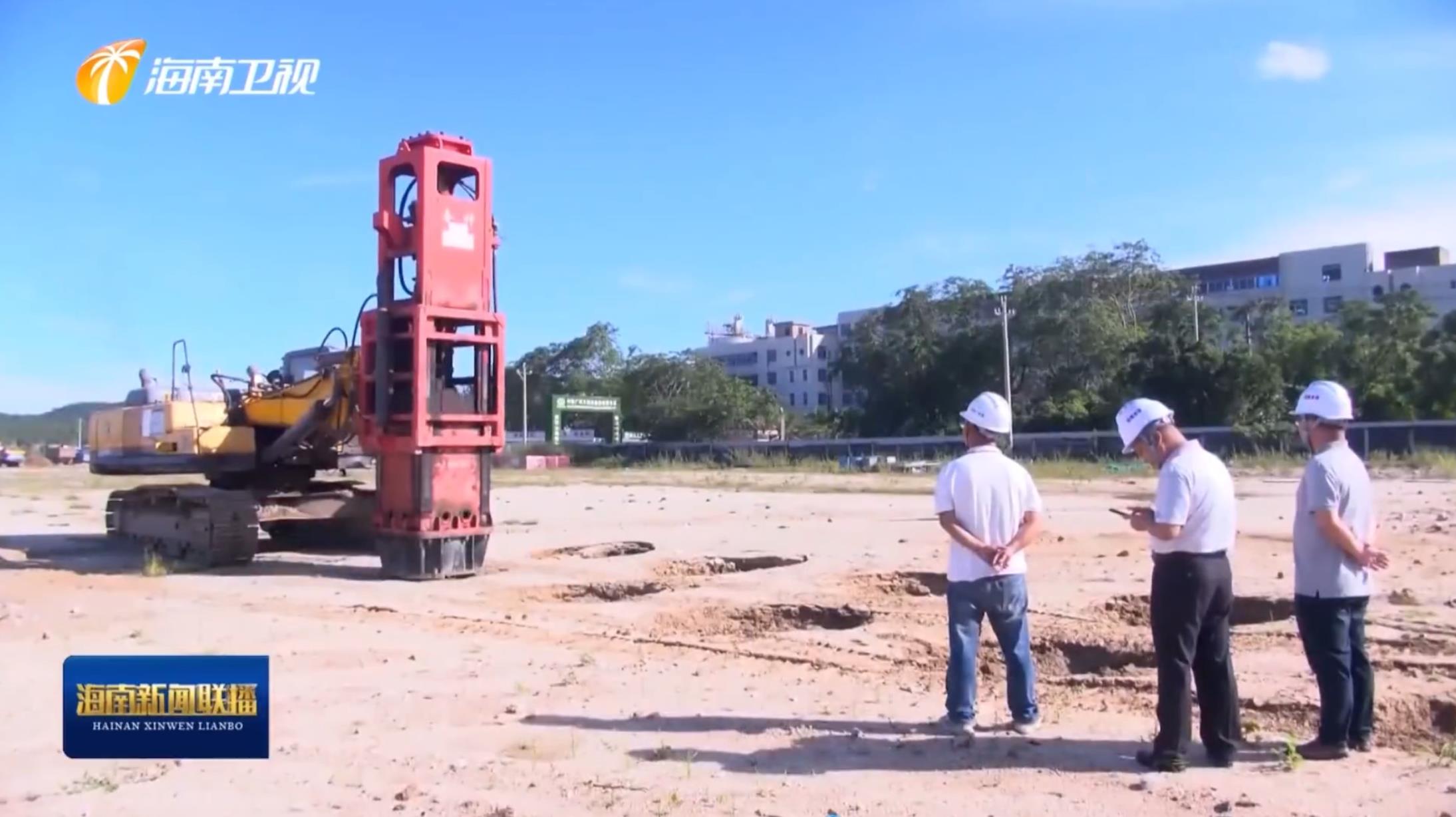 hc84挖机液压夯实机在海钢循环产业园项目进行地基夯实作业